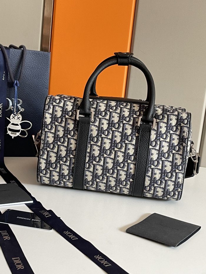 Handbag   Dior   93337  size  26 x 16x 14.5  cm