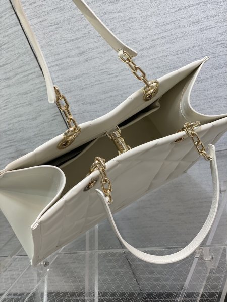 Handbag   Dior  size  36.5*28*17 cm