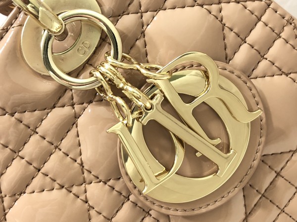 Handbag   Dior M0565  size  24×20×11 cm