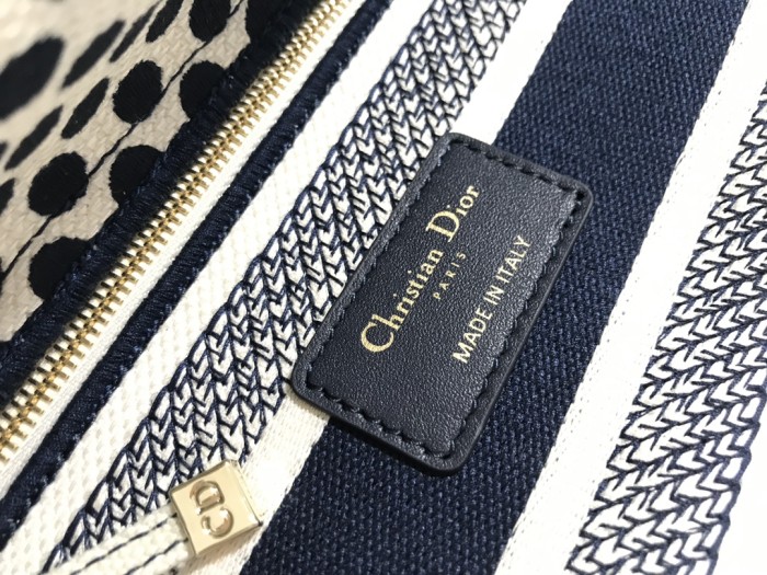 Handbag   Dior   M0565  size  24*20*11  cm