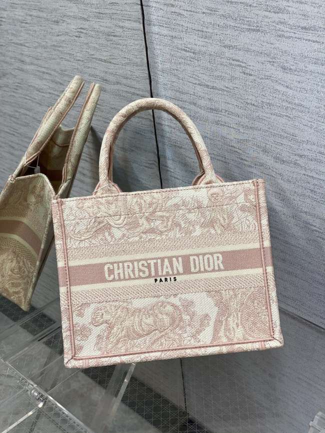 Handbag   Dior  size  26*8*22  cm