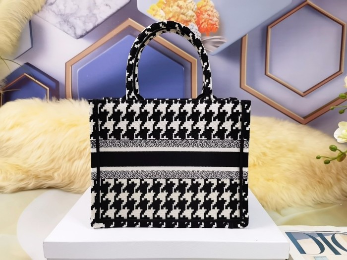  Handbag   Dior  size  26.5X24X17 cm