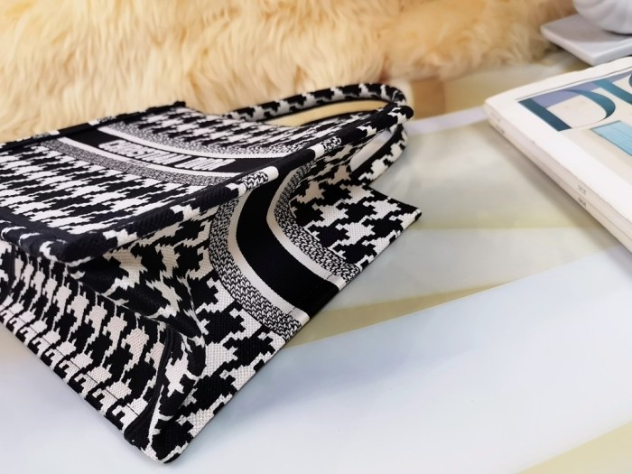  Handbag   Dior  size  26.5X24X17 cm