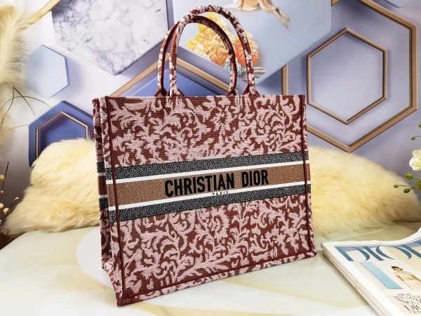 Handbag   Dior  size  41.5X35X18  cm
