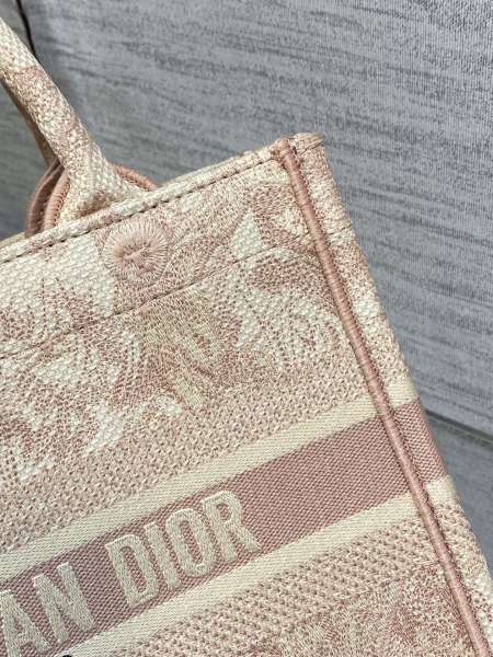 Handbag   Dior  size  26*8*22  cm