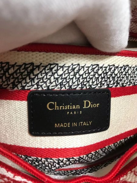 Handbag   Dior  M0565  size  24*20*11  cm