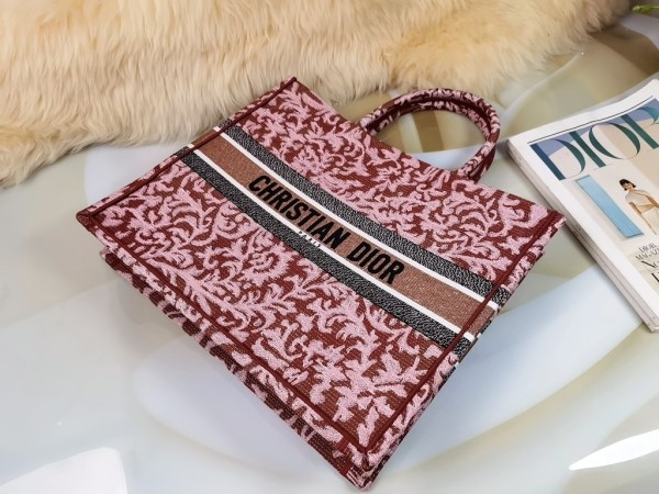 Handbag   Dior  size  41.5X35X18  cm