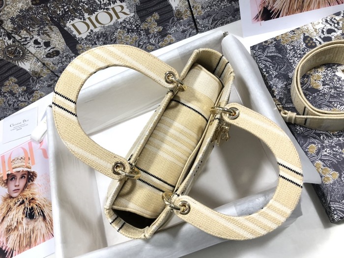 Handbag   Dior   M0565  size  24 x 20 x 11  cm