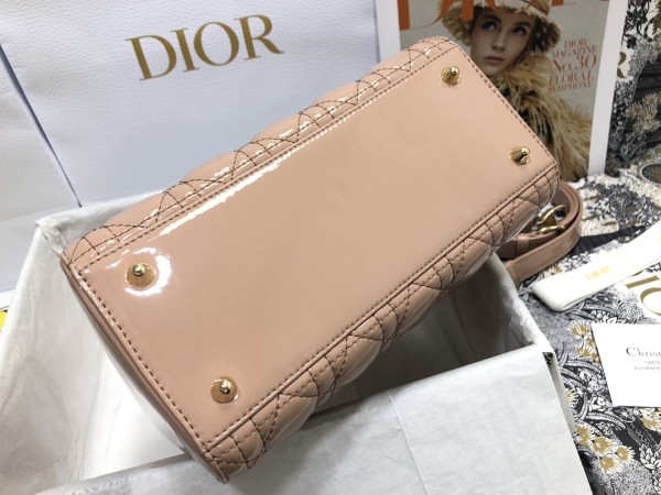 Handbag   Dior M0565  size  24×20×11 cm