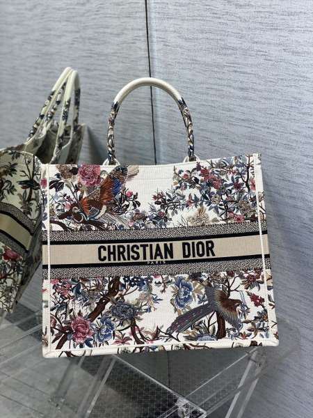 Handbag   Dior  size  42*18*35 cm