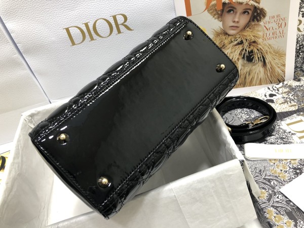 Handbag   Dior  M0565  size  24×20×11 cm
