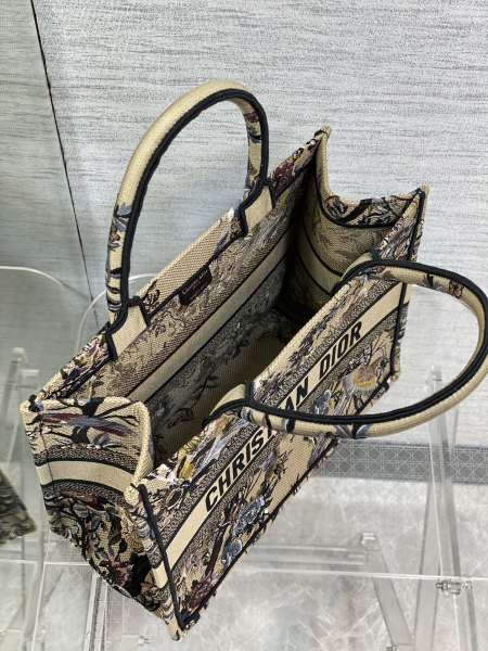 Handbag   Dior  size  36*18*28 cm