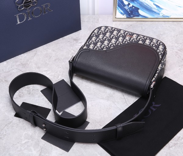 Handbag   Dior  93322  size  23 x 18 x 6   cm