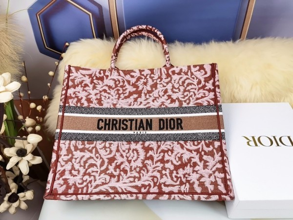Handbag   Dior  size  41.5X35X18  cm
