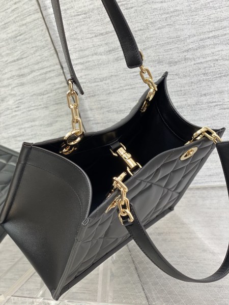 Handbag   Dior size  26.5*28*17 cm