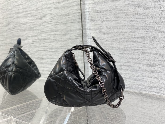 Handbag   Dior size    25×16×2.5 cm