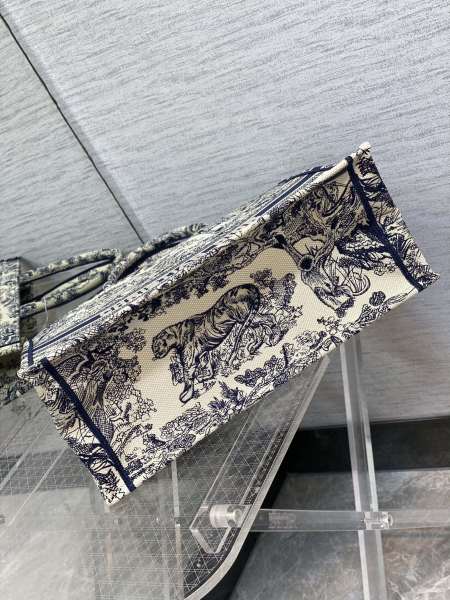 Handbag   Dior  size  42*18*35 cm