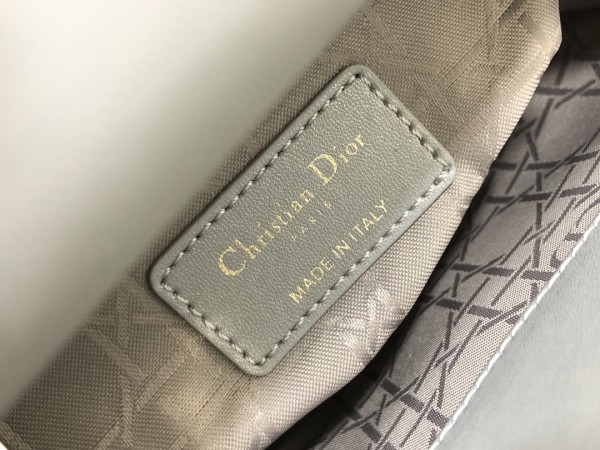 Handbag   Dior  M0505   size  17×15×7 cm