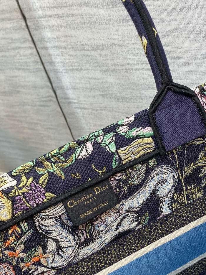  Handbag   Dior  size  36*18*28 cm