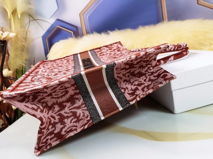 Handbag   Dior  size  41.5X35X18  cm