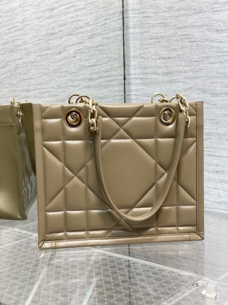 Handbag   Dior  size  26.5*28*17 cm