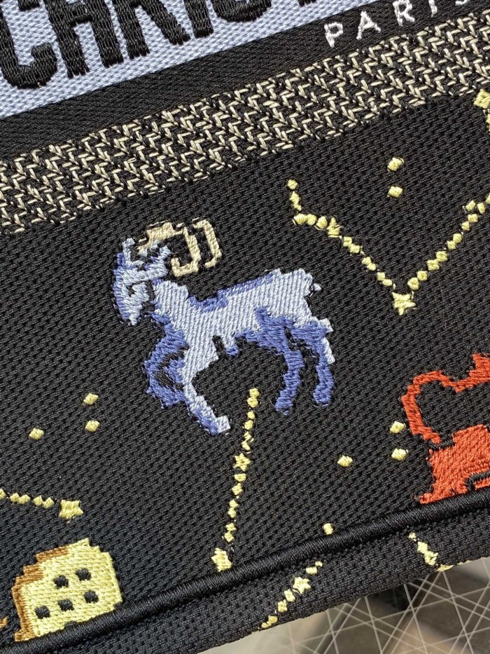 Handbag   Dior  size  26*8*22 cm