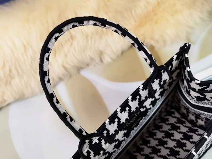  Handbag   Dior  size  26.5X24X17 cm