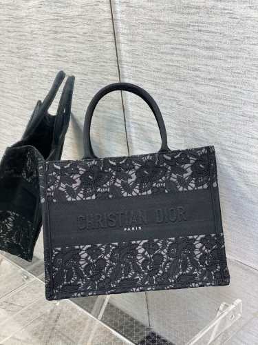  Handbag   Dior  size  24 cm