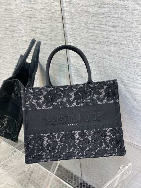 Handbag   Dior  size  24 cm