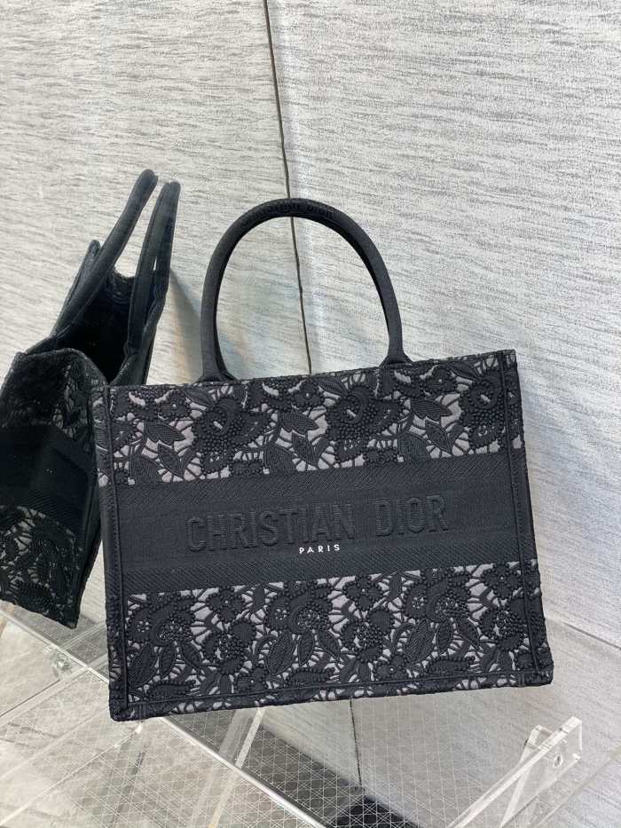  Handbag   Dior  size  24 cm