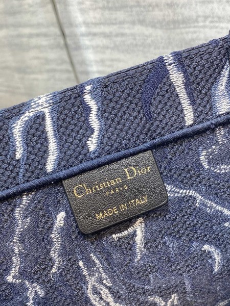  Handbag   Dior  size  42*18*35 cm