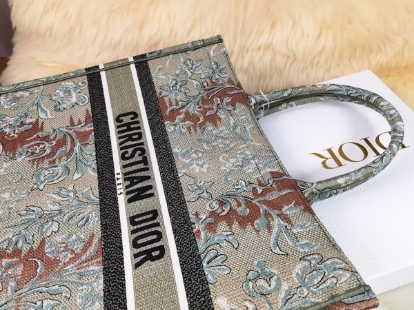  Handbag   Dior  size  41.5X35X18  cm