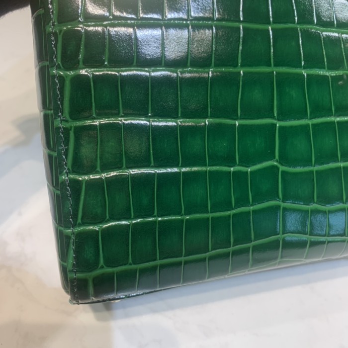 Handbag   Dior  size  17 x 7.5x 14 cm