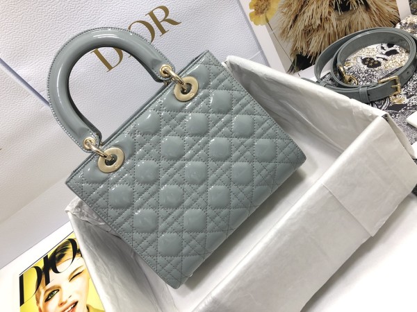 Handbag   Dior   M0565  size  24×20×11 cm