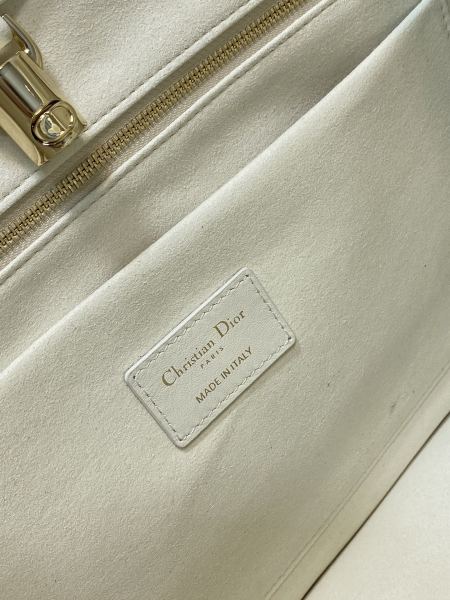 Handbag   Dior  size  36.5*28*17 cm