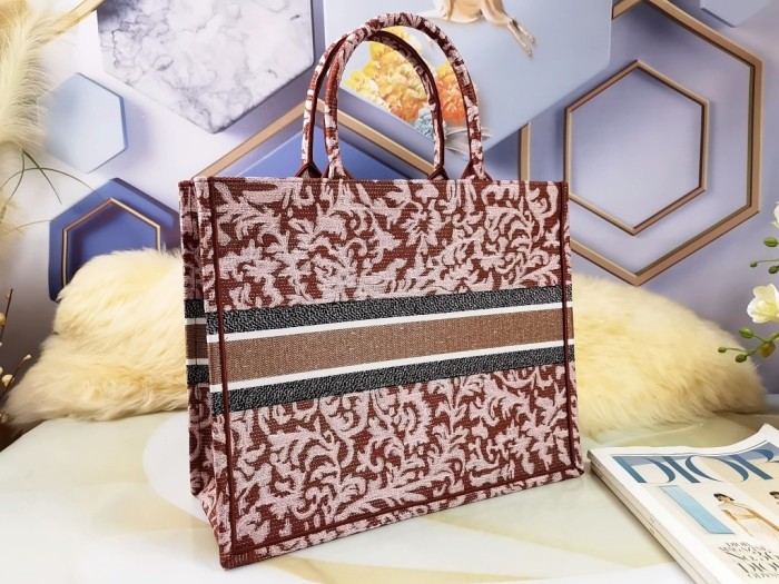 Handbag   Dior  size  41.5X35X18  cm