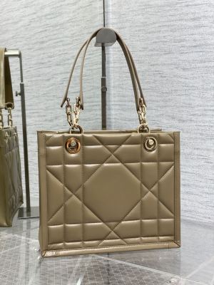 Handbag   Dior  size  26.5*28*17 cm