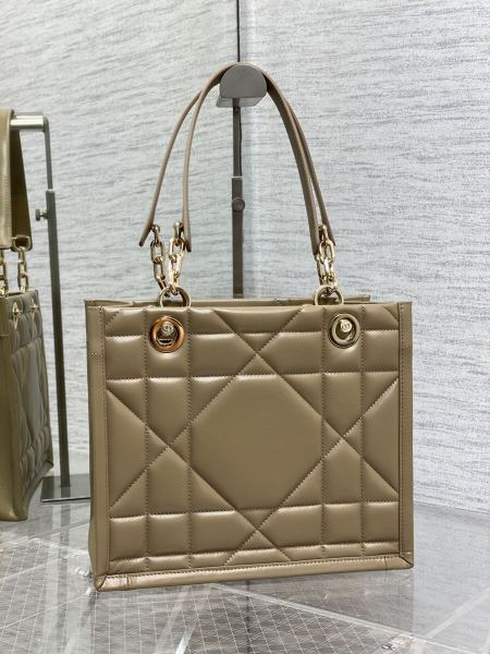 Handbag   Dior  size  26.5*28*17 cm