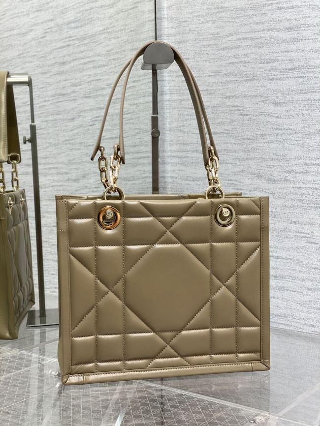 Handbag   Dior  size  26.5*28*17 cm