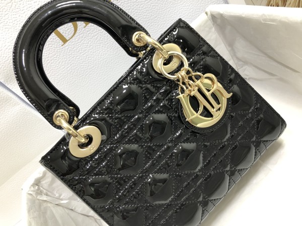 Handbag   Dior  M0538  size  20 x 16.5 x 8 cm