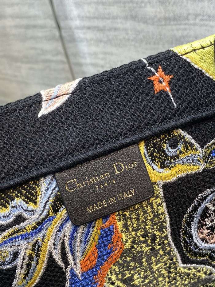  Handbag   Dior  size  42*18*35  cm