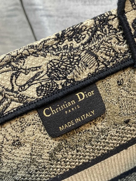 Handbag   Dior  size  26*8*22 cm