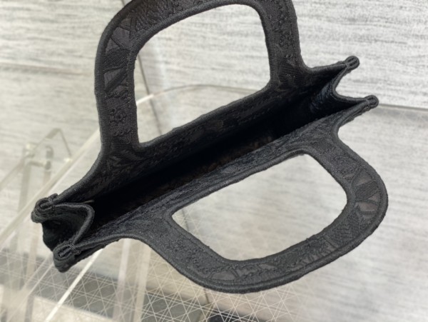  Handbag   Dior  size  23*7*17 cm