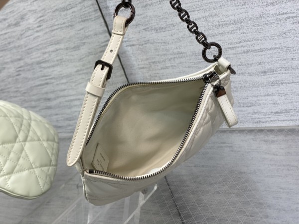 Handbag   Dior  size  25×16×2.5 cm