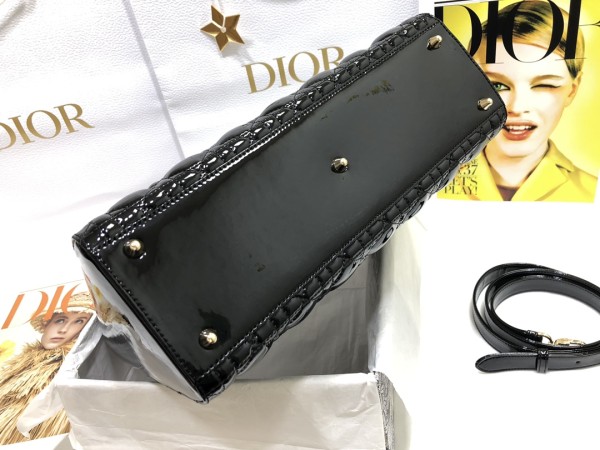 Handbag   Dior  M0566  size  32*25*11  cm