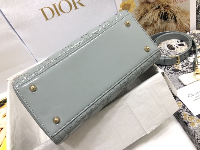 Handbag   Dior   M0565  size  24×20×11 cm