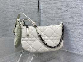 Handbag   Dior  size  25×16×2.5 cm