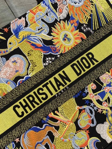  Handbag   Dior  size  42*18*35  cm