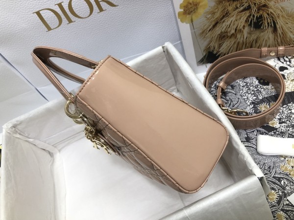 Handbag   Dior   M0538  size  20 x 16.5 x 8  cm