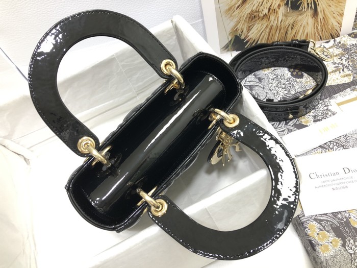 Handbag   Dior  M0538  size  20 x 16.5 x 8 cm